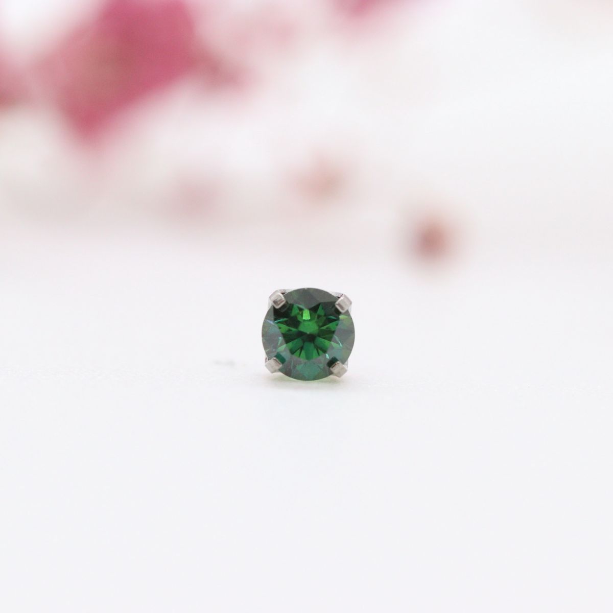 Prong-set end - Emerald Green CZ