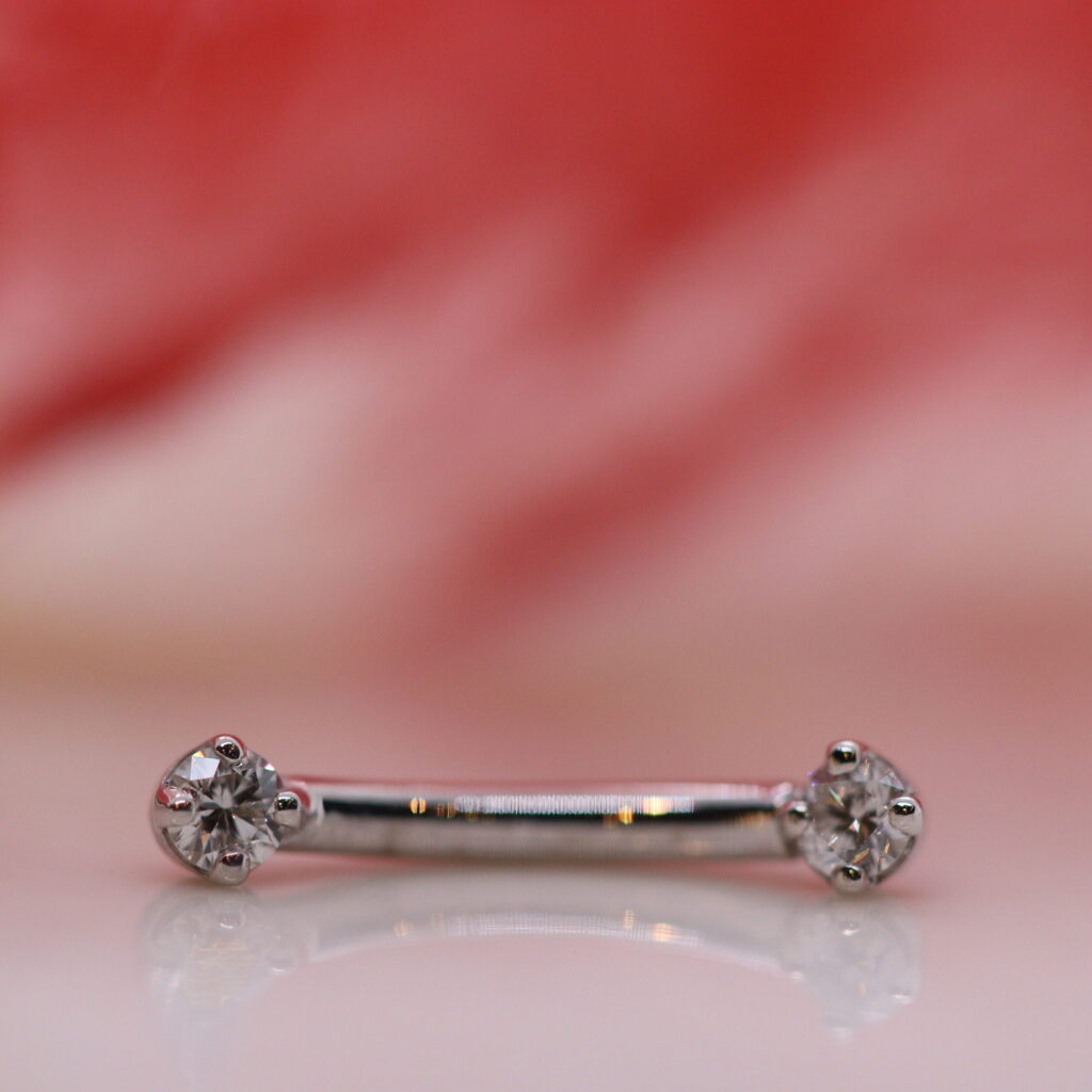 Curved barbell - white diamond prong - WG