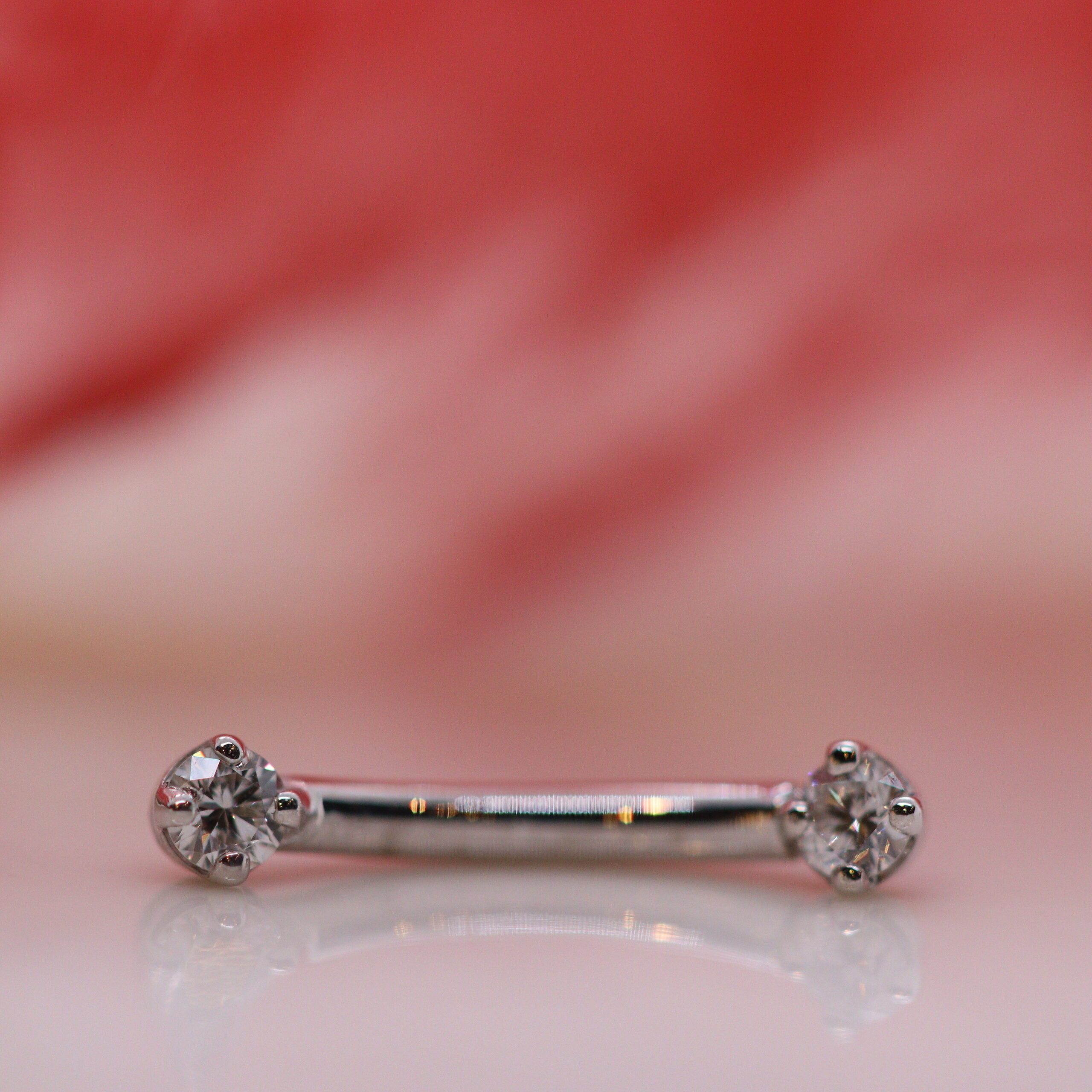 Curved barbell - white diamond prong - WG
